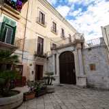 A questo periodo risale anche la costruzione di una sinagoga. Sorgeva alle spalle della Cattedrale, nell�area oggi occupata dal palazzo De Angelis Efrem...